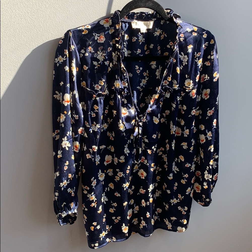 🆕 𝕃𝕆𝕍𝔼𝕊𝕋𝕀𝕋ℂℍ Blouse - Picture 3 of 11